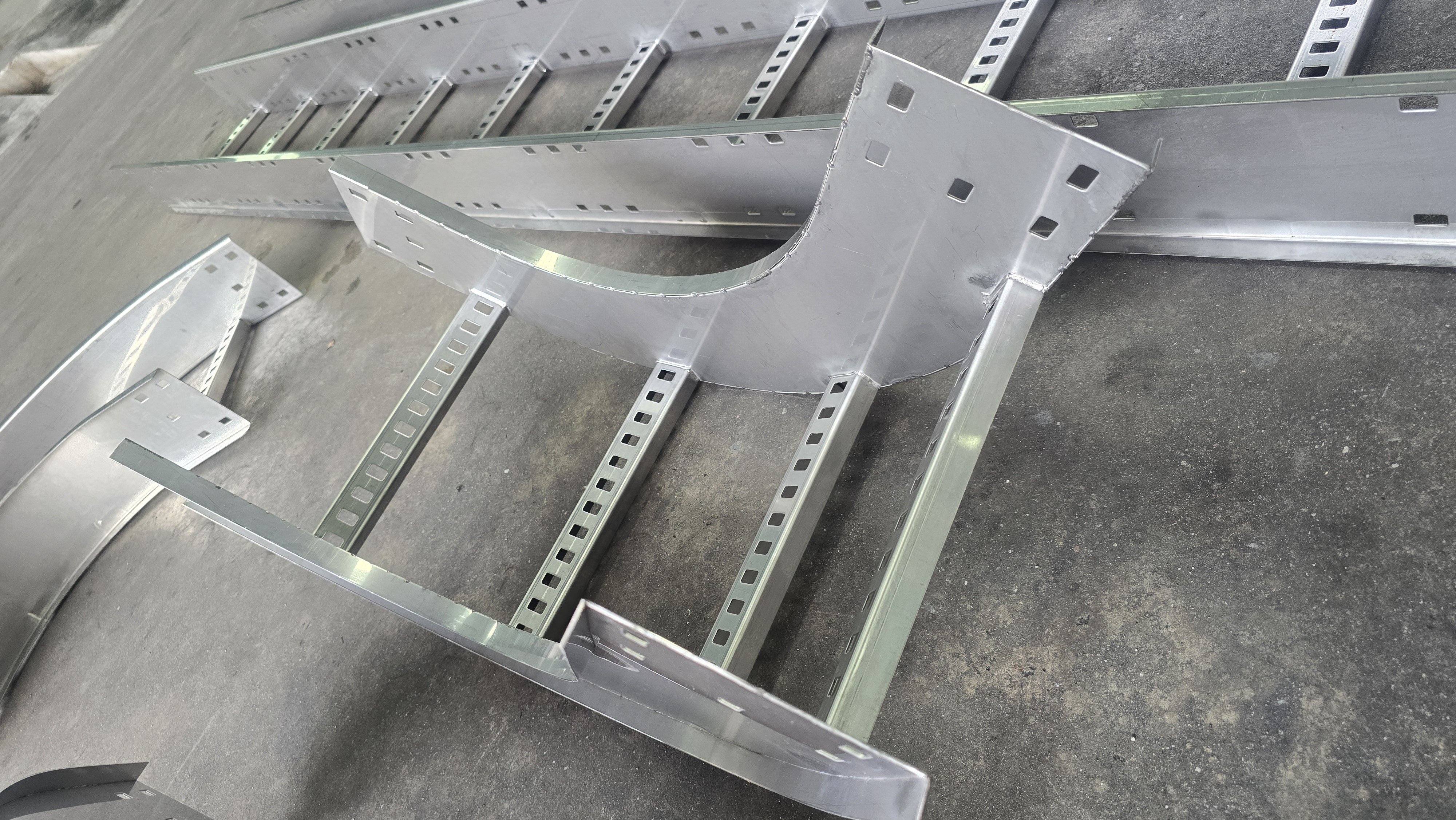 Cable ladder gallery image 14