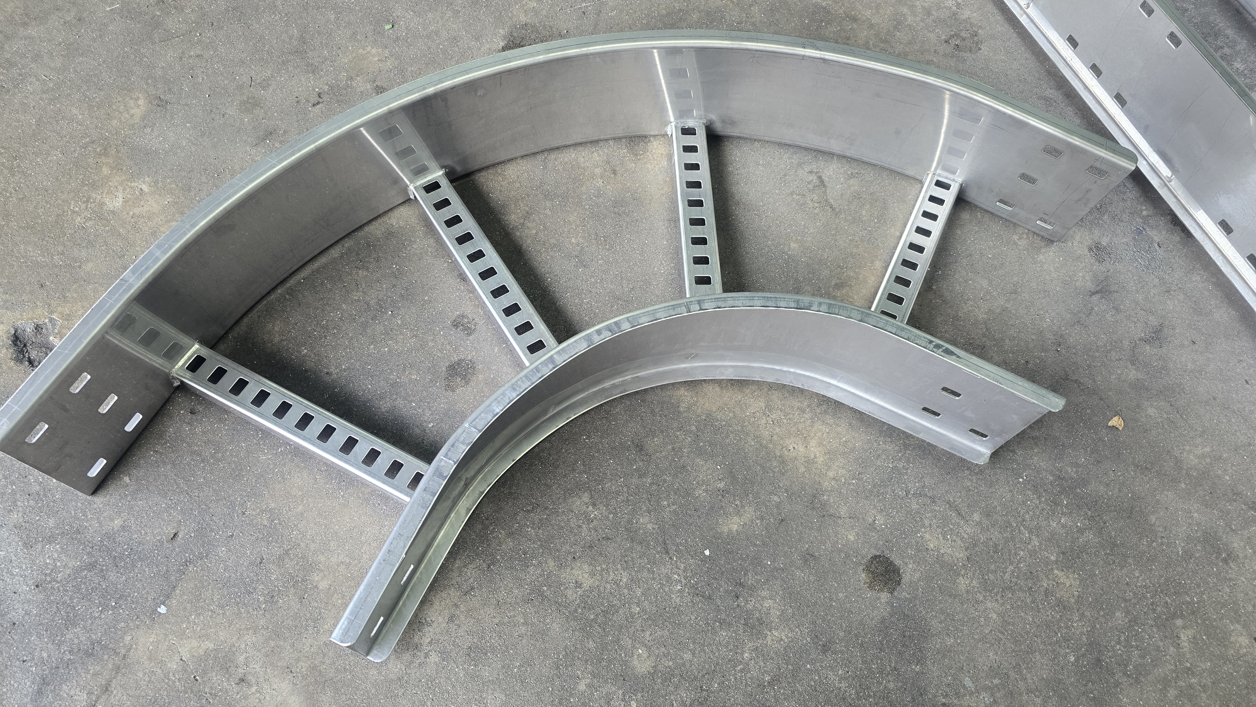 Cable ladder gallery image 18